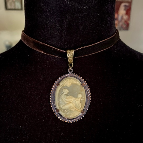 Vintage Cameo Set in Ox Purple Brass Choker Necklace - Picture 3 of 15